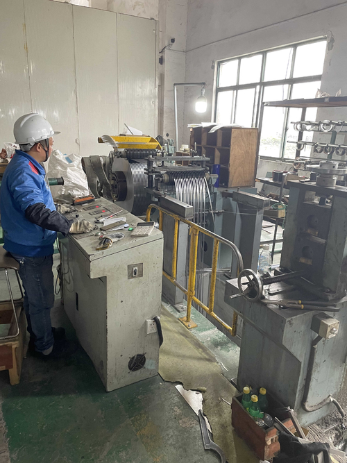 trường hợp công ty mới nhất về xưởng nhỏ cho máy cắt kim loại tấm cuộn thép không gỉ lưỡi cắt quay